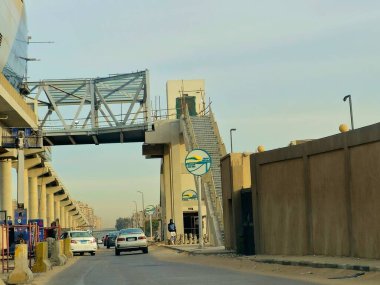 Kahire, Mısır, 4 Ocak 2025: Yapım aşamasında olan tek raylı istasyon alanı, Kahire mono ray hızlı ulaşım sistemi, Mısır emlak projesi