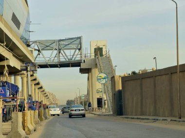 Kahire, Mısır, 4 Ocak 2025: Yapım aşamasında olan tek raylı istasyon alanı, Kahire mono ray hızlı ulaşım sistemi, Mısır emlak projesi