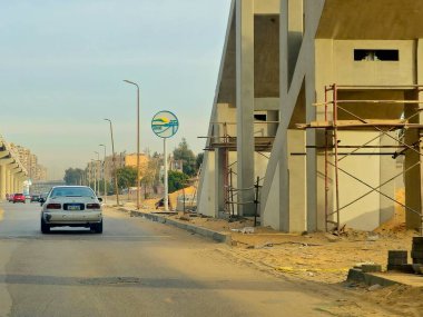 Kahire, Mısır, 4 Ocak 2025: Doğu Nil Kahire tek raylı tren istasyonu tabelası, Kahire tek raylı tren hattı şu anda Kahire bölgesinde inşa halinde olan iki hatlı hızlı ulaşım sistemidir.