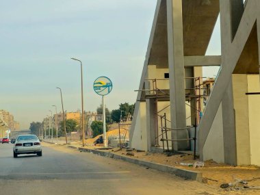 Kahire, Mısır, 4 Ocak 2025: Doğu Nil Kahire tek raylı tren istasyonu tabelası, Kahire tek raylı tren hattı şu anda Kahire bölgesinde inşa halinde olan iki hatlı hızlı ulaşım sistemidir.