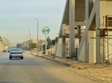 Kahire, Mısır, 4 Ocak 2025: Doğu Nil Kahire tek raylı tren istasyonu tabelası, Kahire tek raylı tren hattı şu anda Kahire bölgesinde inşa halinde olan iki hatlı hızlı ulaşım sistemidir.