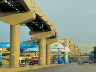 Kahire, Mısır, 4 Ocak 2025: Misr El Nil reklam çözümleri için Doğu Nil Kahire 'deki tek raylı raylı raylı raylı sütunlara ilan, reklam pankartları ve tek raylı raylı sütunlardaki hizmetler