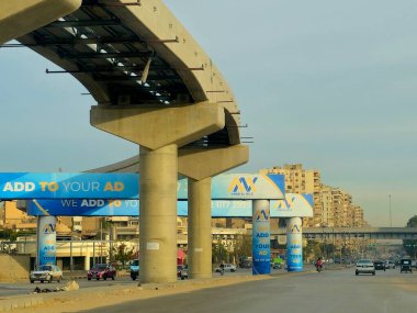 Kahire, Mısır, 4 Ocak 2025: Misr El Nil reklam çözümleri için Doğu Nil Kahire 'deki tek raylı raylı raylı raylı sütunlara ilan, reklam pankartları ve tek raylı raylı sütunlardaki hizmetler