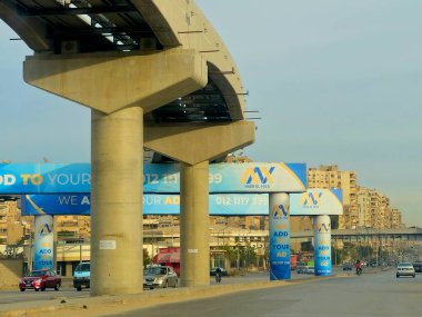 Kahire, Mısır, 4 Ocak 2025: Misr El Nil reklam çözümleri için Doğu Nil Kahire 'deki tek raylı raylı raylı raylı sütunlara ilan, reklam pankartları ve tek raylı raylı sütunlardaki hizmetler