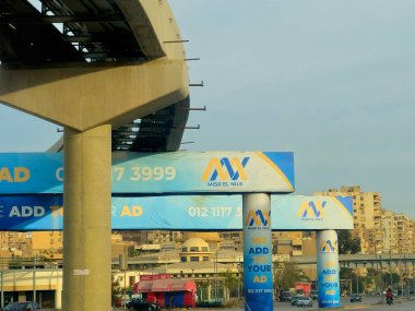 Kahire, Mısır, 4 Ocak 2025: Misr El Nil reklam çözümleri için Doğu Nil Kahire 'deki tek raylı raylı raylı raylı sütunlara ilan, reklam pankartları ve tek raylı raylı sütunlardaki hizmetler