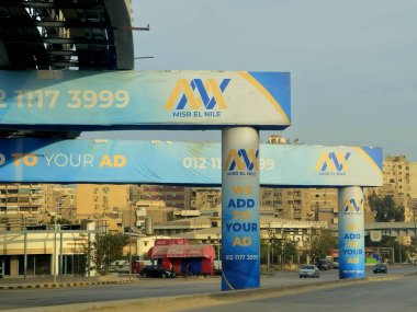 Kahire, Mısır, 4 Ocak 2025: Misr El Nil reklam çözümleri için Doğu Nil Kahire 'deki tek raylı raylı raylı raylı sütunlara ilan, reklam pankartları ve tek raylı raylı sütunlardaki hizmetler