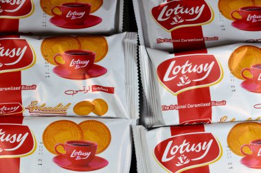 Kahire, Mısır, 8 Ocak 2025: Lotusy Orijinal Karamsarlaştırılmış Bisküvi, karamelize edilmiş sade bisküviler çay gibi sıcak içeceklerle servis edilir.