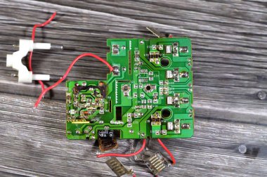 Kahire, Mısır, 7 Ocak 2025: Elektrik yüksek voltajı aşırı yüklenmesi veya yangın tehlikesi yaratan kısa devre, yanmış şarj edilebilir AA batarya şarj devresi