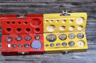 Bir ağırlık veya denge, ağırlık terazisi, kütle dengesi, kütle dengesi, kütle dengesi ya da kütle seçici odaklanma ölçmek için bilinen farklı ağırlıklara sahip laboratuvar ağırlıkları vardır.