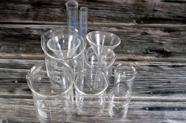 Kahire, Mısır, 8 Ocak 2025: farklı ekipman ve cam eşyalar, kimyasal konik, kaynama ve hacim şişeleri, test tüpleri, huniler, mezun silindirler.