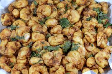 Una bulanmış ve kızgın yağda kızartılmış kızarmış karidesler, kabuklu deniz ürünleri (bir tür kabuklu deniz hayvanı) ve esasen hareket, Caridea veya Dendrobranchiata 'nın yüzme modu ile kabuklu deniz hayvanlarıdır.