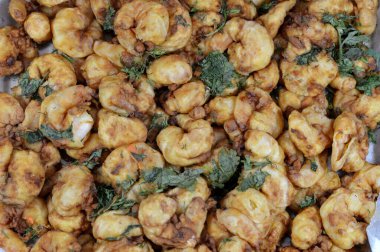 Una bulanmış ve kızgın yağda kızartılmış kızarmış karidesler, kabuklu deniz ürünleri (bir tür kabuklu deniz hayvanı) ve esasen hareket, Caridea veya Dendrobranchiata 'nın yüzme modu ile kabuklu deniz hayvanlarıdır.