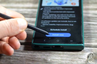 Kahire, Mısır, 10 Ocak 2025: Samsung Flagship cep telefonları için Samsung yazılım güncellemesi, Galaxy AI One UI güncellemesi, cihaz istikrar iyileştirmeleri, hata düzeltmeleri, gelişmiş özellikler, S23 ultra telefon güncellemesi