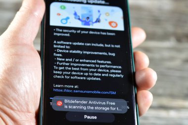 Kahire, Mısır, 10 Ocak 2025: BitDefender antivirüsü depolama mesajını tarıyor, Samsung Flagship cep telefonları için Samsung yazılım güncellemesi, Galaxy AI One UI güncellemesi, cihaz istikrarlı