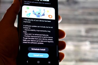 Kahire, Mısır, 10 Ocak 2025: Samsung Flagship cep telefonları için Samsung yazılım güncellemesi, Galaxy AI One UI güncellemesi, cihaz istikrar iyileştirmeleri, hata düzeltmeleri, gelişmiş özellikler, S23 ultra telefon güncellemesi