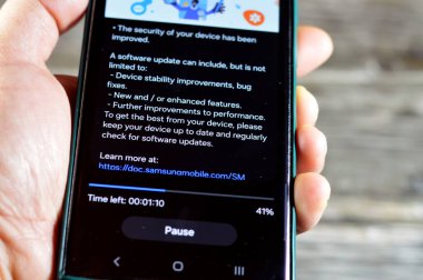 Kahire, Mısır, 10 Ocak 2025: Samsung Flagship cep telefonları için Samsung yazılım güncellemesi, Galaxy AI One UI güncellemesi, cihaz istikrar iyileştirmeleri, hata düzeltmeleri, gelişmiş özellikler, S23 ultra telefon güncellemesi
