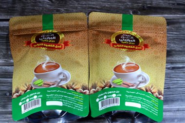 Kahire, Mısır, 9 Ocak 2025: Brezilya kahvesi Haggag Kafe, Kahve fabrikasının öğütülmüş kahvesi ve kahve kaynağı. Kakule genellikle kırmızı ya da mor meyvenin içindeki çekirdektir.