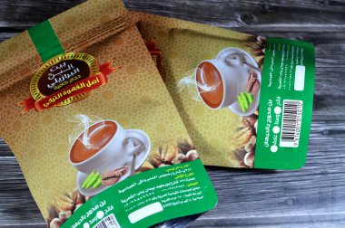 Kahire, Mısır, 9 Ocak 2025: Brezilya kahvesi Haggag Kafe, Kahve fabrikasının öğütülmüş kahvesi ve kahve kaynağı. Kakule genellikle kırmızı ya da mor meyvenin içindeki çekirdektir.