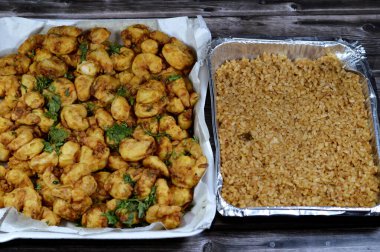 Kızarmış karidesli kırmızı balık pilavı un ve kızgın yağda kızartılır, karidesler kabuklu deniz ürünleridir (bir tür kabuklu deniz hayvanı).