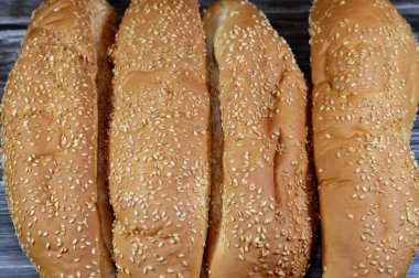 Uzun susamlı çörek, doldurmaya hazır taze bir somun Fransız Finosu, tipik olarak un, süt, maya, tereyağı, seçici odaklı hamur hamurundan yapılan lezzetli dolgularla doludur.