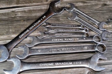 Çelik anahtarlar ve kombinasyon yayıcılar, el aletleri seti, halka yayıcılar, anahtarlar ve anahtarlar, açılı anahtarlar, pense, ucu, kıskaç, boru ve kilit gibi çeşitli araçlar.