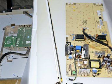 Kahire, Mısır, 13 Ocak 2025: Sıvı kristal ekran LCD 'nin bakımı, düz panel ekran, bilgi göstermek için sıvı kristallerin ışık modülasyonu özelliklerini kullanır
