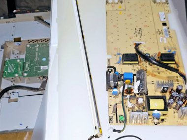 Kahire, Mısır, 13 Ocak 2025: Sıvı kristal ekran LCD 'nin bakımı, düz panel ekran, bilgi göstermek için sıvı kristallerin ışık modülasyonu özelliklerini kullanır