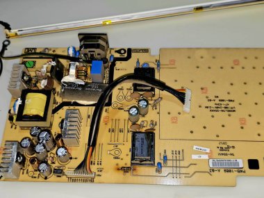 Kahire, Mısır, 13 Ocak 2025: Sıvı kristal ekran LCD 'nin bakımı, düz panel ekran, bilgi göstermek için sıvı kristallerin ışık modülasyonu özelliklerini kullanır