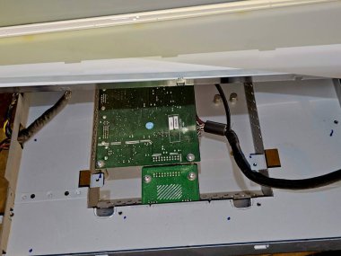 Kahire, Mısır, 13 Ocak 2025: Sıvı kristal ekran LCD 'nin bakımı, düz panel ekran, bilgi göstermek için sıvı kristallerin ışık modülasyonu özelliklerini kullanır
