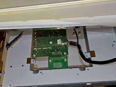 Kahire, Mısır, 13 Ocak 2025: Sıvı kristal ekran LCD 'nin bakımı, düz panel ekran, bilgi göstermek için sıvı kristallerin ışık modülasyonu özelliklerini kullanır