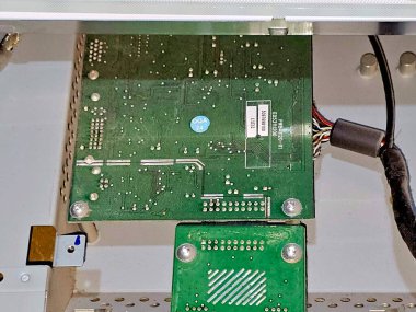 Kahire, Mısır, 13 Ocak 2025: Sıvı kristal ekran LCD 'nin bakımı, düz panel ekran, bilgi göstermek için sıvı kristallerin ışık modülasyonu özelliklerini kullanır