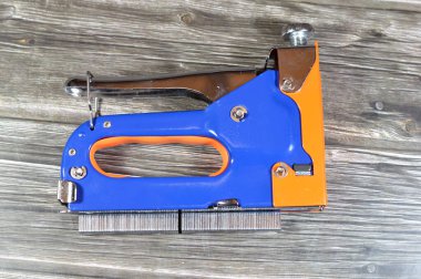 Manüel zımba tabancası, elektrikli zımba, ağır metal zımbaları ahşap ve plastiğe sokmak için kullanılan bir makinedir. Genellikle mobilyalarda kullanılır.