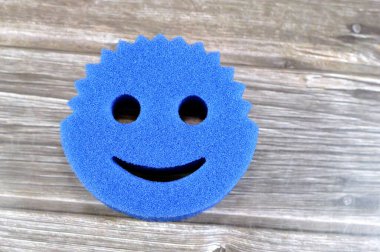 Kahire, Mısır, 11 Ocak 2025: Gülen yüz temizleme bedavaya sünger, dokuyu değiştiren bir polimerden yapılmış, soğuk suda sert, sıcak suda yumuşak, mutfak aletlerini derin temizlemek için.