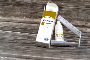 Kahire, Mısır, 11 Ocak 2025: Tobrin göz damlası 5 ml Tobramycin steril optalmik çözüm, göz bakteriyel enfeksiyonu için antibakteriyel antibiyotik (EIPICO Pharmaceutical CO)
