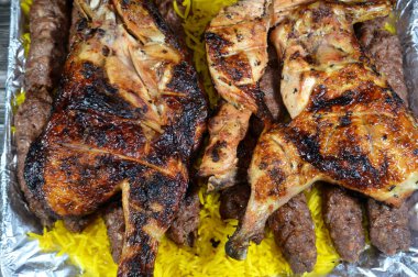 Arap mutfağı Kofta bifteği, kofta şiş Basmati pilavlı kıyma, uzun sarı pilav ve ızgara tavuklu ızgara ızgara ızgara et.