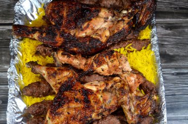 Arap mutfağı Kofta bifteği, kofta şiş Basmati pilavlı kıyma, uzun sarı pilav ve ızgara tavuklu ızgara ızgara ızgara et.