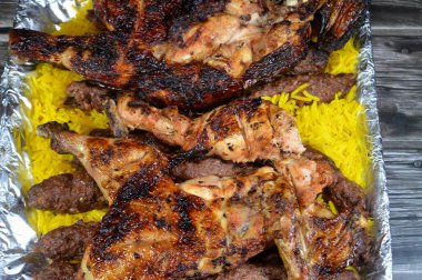 Arap mutfağı Kofta bifteği, kofta şiş Basmati pilavlı kıyma, uzun sarı pilav ve ızgara tavuklu ızgara ızgara ızgara et.
