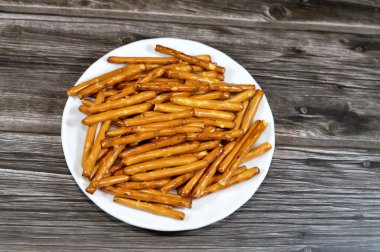 Kraker mini çubukları, hamur hamurundan yapılan ve sıklıkla düğüm haline getirilen bir tür hamur işi, tuzlu krakerler için en yaygın baharat ya da sos, ekmek çubukları için bir aperatif.