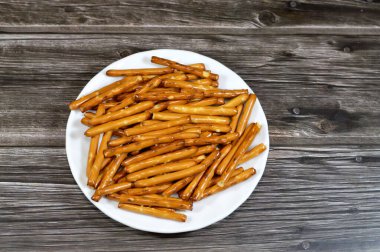 Kraker mini çubukları, hamur hamurundan yapılan ve sıklıkla düğüm haline getirilen bir tür hamur işi, tuzlu krakerler için en yaygın baharat ya da sos, ekmek çubukları için bir aperatif.