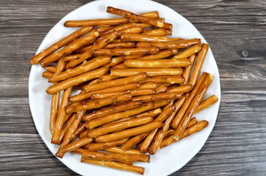 Kraker mini çubukları, hamur hamurundan yapılan ve sıklıkla düğüm haline getirilen bir tür hamur işi, tuzlu krakerler için en yaygın baharat ya da sos, ekmek çubukları için bir aperatif.