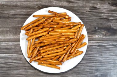 Kraker mini çubukları, hamur hamurundan yapılan ve sıklıkla düğüm haline getirilen bir tür hamur işi, tuzlu krakerler için en yaygın baharat ya da sos, ekmek çubukları için bir aperatif.