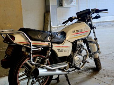 Kahire, Mısır, 2 Ocak 2025: Halawa Alicanto Hal 150 ekspres S35 motosiklet, motosiklet veya motosiklet, eyer stili koltuktan gidona bağlı iki tekerlekli motorlu araç