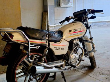 Kahire, Mısır, 2 Ocak 2025: Halawa Alicanto Hal 150 ekspres S35 motosiklet, motosiklet veya motosiklet, eyer stili koltuktan gidona bağlı iki tekerlekli motorlu araç