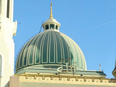 Kahire, Mısır, 18 Ocak 2025: Kahire 'deki El Abaseya Abbasya mahallesindeki açık cami veya Mescid El Nour' un yeni boyanmış çok sayıda güzel minaresi ve kubbesi var.