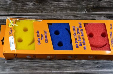 Kahire, Mısır, 11 Ocak 2025: Çirkin Kipe gülen surat temizleme bedavaya sünger, desen değiştiren bir polimerden yapılmış, soğuk suda sert, sıcak suda yumuşak, mutfak aletlerini temizlemek için.