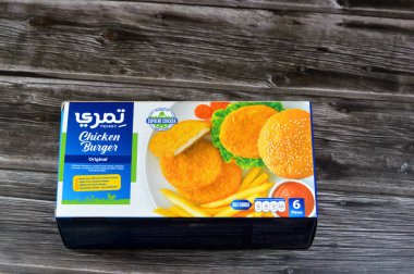 Kahire, Mısır, 11 Ocak 2025: Temry tavuklu burger, orijinal, taze tavuk göğsünden yapılmış, baharatlı ve çıtır ekmek kırıntılarıyla kaplanmış, yarı pişmiş, kızartılmaya ve pişirilmeye hazır, seçici odaklı.