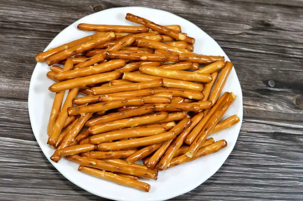 Kraker mini çubukları, hamur hamurundan yapılan ve sıklıkla düğüm haline getirilen bir tür hamur işi, tuzlu krakerler için en yaygın baharat ya da sos, ekmek çubukları için bir aperatif.