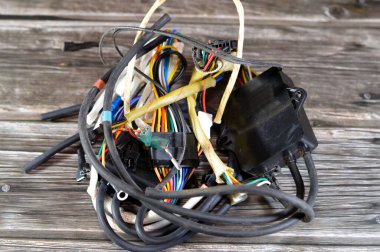 Eski kullanılmış su ısıtıcısı titreşim tutuşturucusu elektronik titreşim ateşleyicisi, kontrol su ısıtıcı aksesuarları çift ateşleme, bakım ve gaz ısıtıcı parçaları konsepti, seçici odaklanma