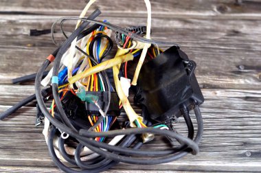 Eski kullanılmış su ısıtıcısı titreşim tutuşturucusu elektronik titreşim ateşleyicisi, kontrol su ısıtıcı aksesuarları çift ateşleme, bakım ve gaz ısıtıcı parçaları konsepti, seçici odaklanma
