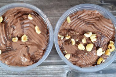 Kahverengi, tatlandırılmış fındıklı kakaolu profiterol, çikolata kremalı ve fındıklı profiteroller kremalı puf, Fransız choux hamur topunu tipik olarak tatlı ve nemli doldurulmuş